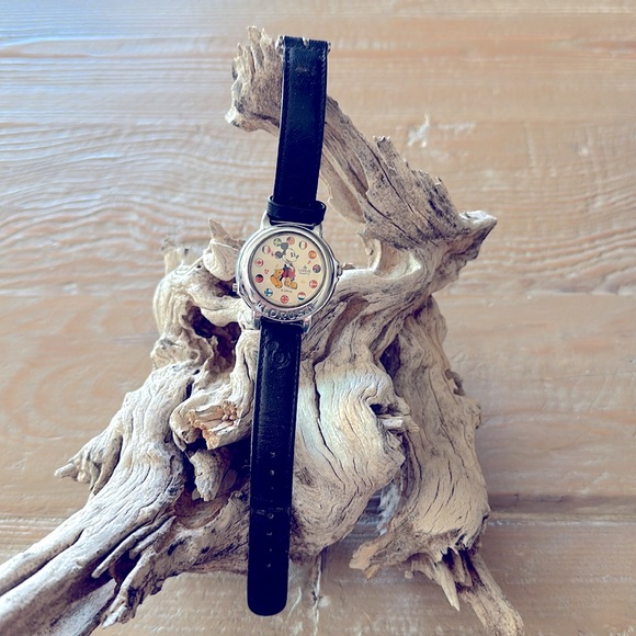 Vintage Mickey Mouse Lorus Flags Of The World Disney Watch - Picture 1 of 14